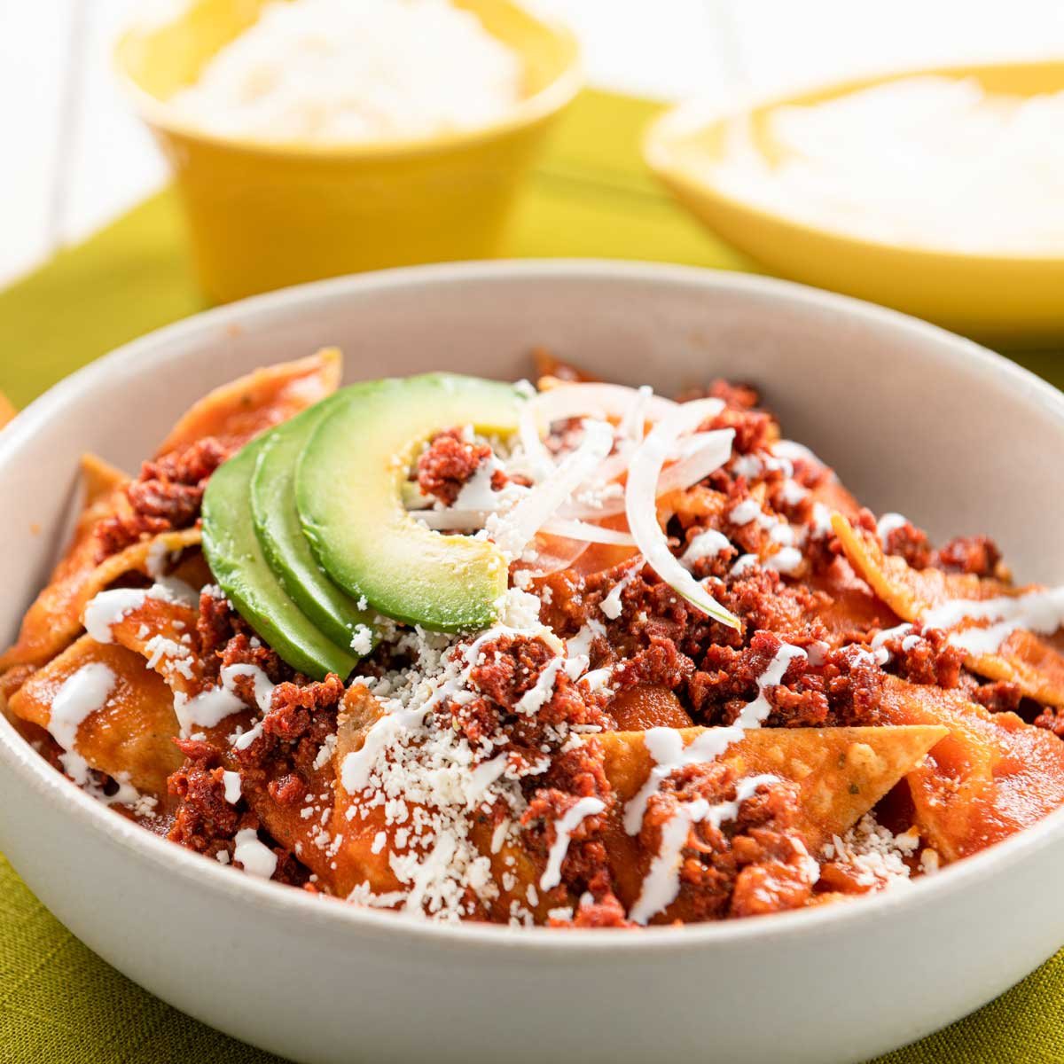 Descubre c&oacute;mo preparar deliciosos Chilaquiles Rojos con Chorizo en solo 40 minutos. Receta f&aacute;cil, perfecta para 4 personas. &iexcl;Sabor aut&eacute;ntico!