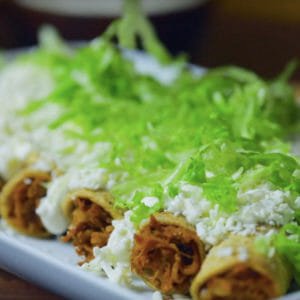 Flautas de chilorio de cerdo Chata listas para servir