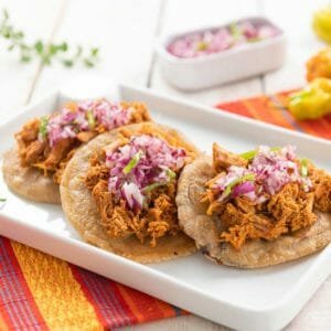 Panuchos de cochinita pibil con productos chata
