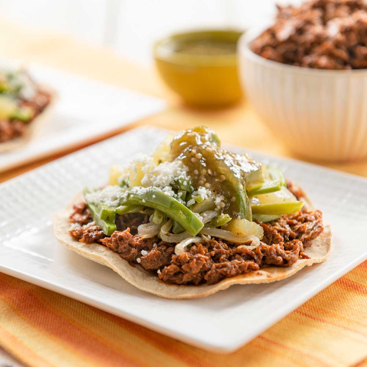 Prepara esta incre&iacute;ble receta de tostadas de chilorio de soya.
