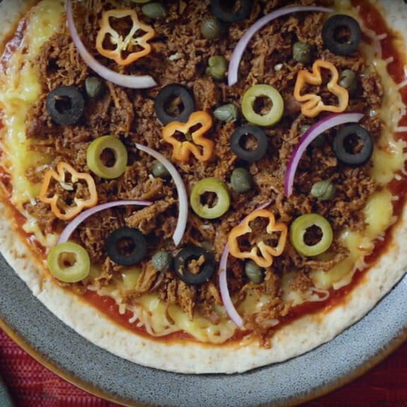 Pizza de chilorio de cerdo Chata recién salida del horno lista para comer