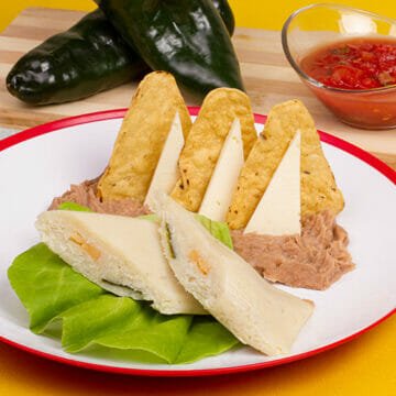 Adquiere en tu tienda Chata preferida el rico tamal de elote con queso y rajas.