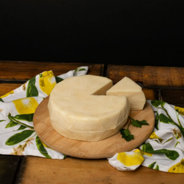 Queso chihuahua Chata, ideal para fundir y acompañar tus platillos favoritos