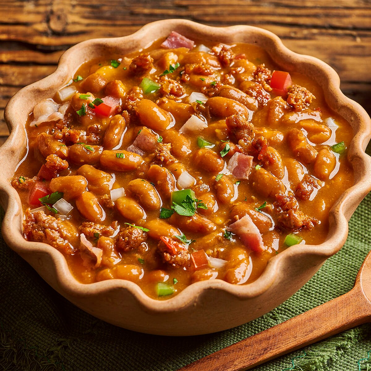 Prepara unos ricos Frijoles Charros Estilo Chata, te encantar&aacute;n