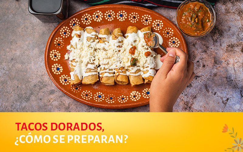 Tacos dorados reci&eacute;n preparados con guarnici&oacute;n de ensalada y salsa picante